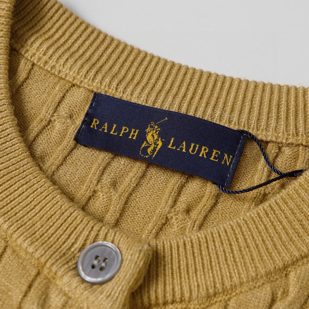 P166 Style No.: 602 -Ralph Lauren RL cardigan with classic war horse logo embroidery on the chest, long-sleeved sweater sweater jacket -The item is made of custom-dyed and custom-spun yarn, purchased from the original version. A full set of customized accessories. Details determine success or failure. Heavy new autumn and winter style. The weight of the item is as high as 800 grams. It is soft and delicate and does not tie the body. The upper body effect is very nice. Loose fit. Women's style. -Color: black, off-white, milk tea, light gray, dark gray. Navy blue red khaki red - Size: S / M / L S size 80-100 catties M size 100-120 catties Large size 120-135 catties